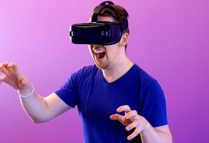 man playing with an VR oculus